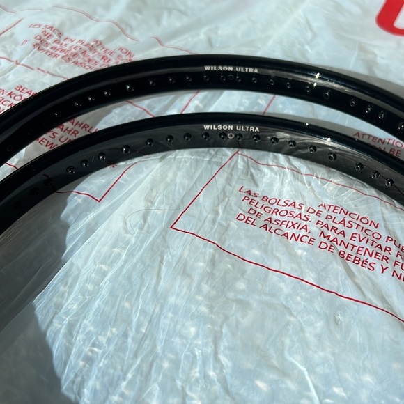 NWT Set of Wilson Ultra Pro 18x20 v4, Grip 2 - Picture 10 of 14